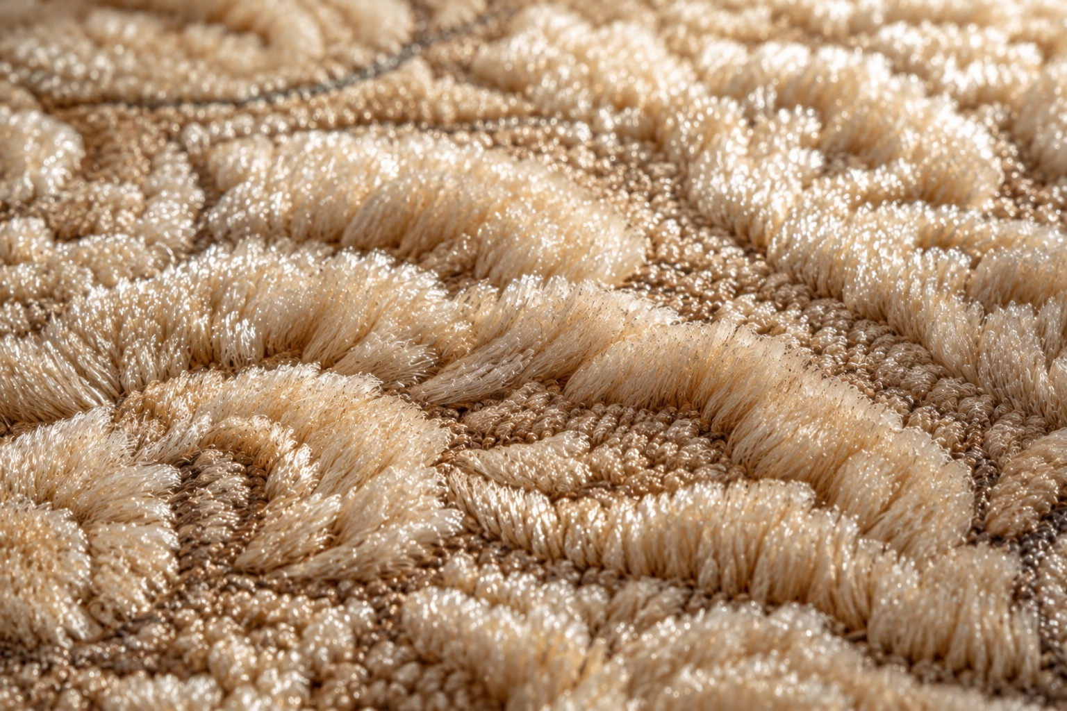 Reeled genuine silk yarn with a soft lustre